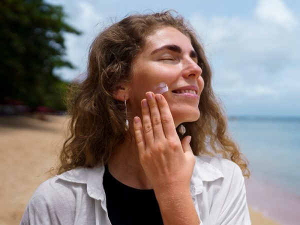Por que Investir em Protetores Solares Específicos para o Rosto?